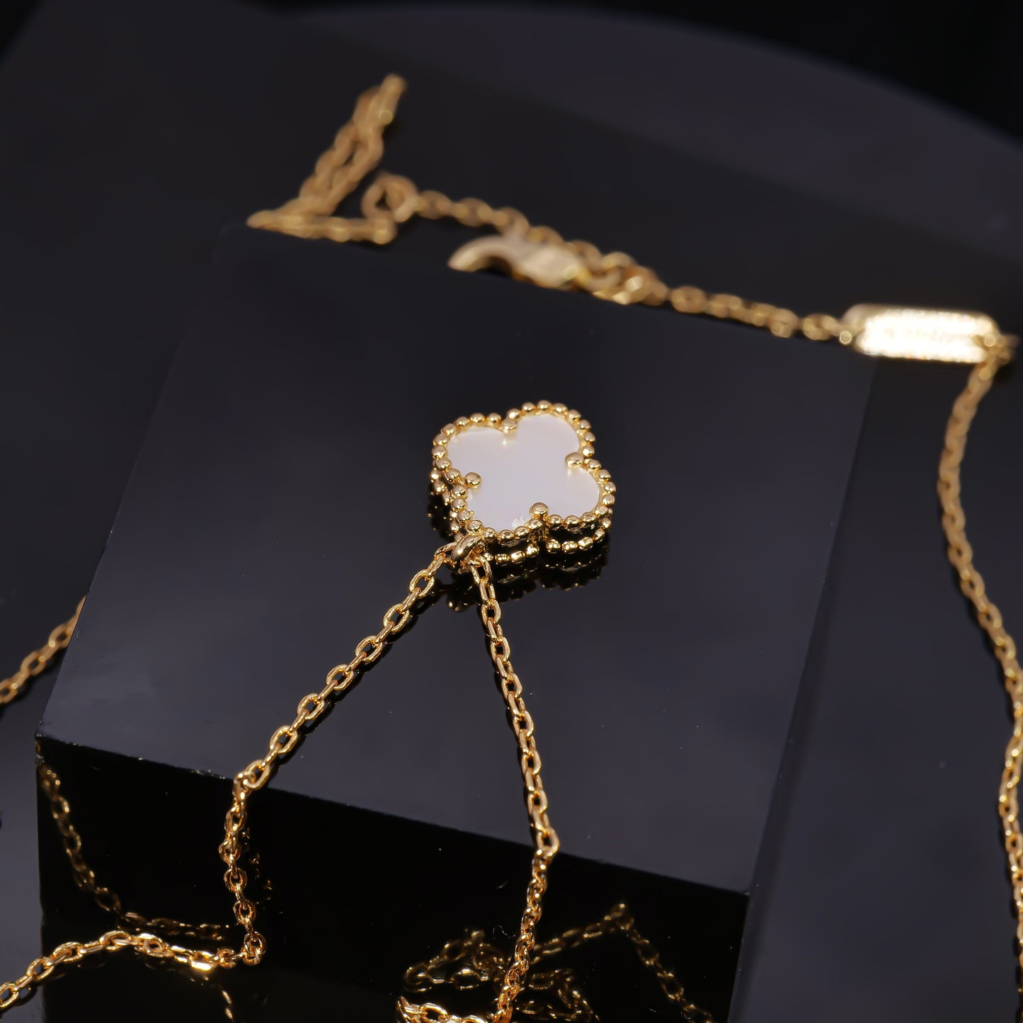 Fashionable single-flower pendant, white mother-of-pearl gilded luxury VCA women's pendant