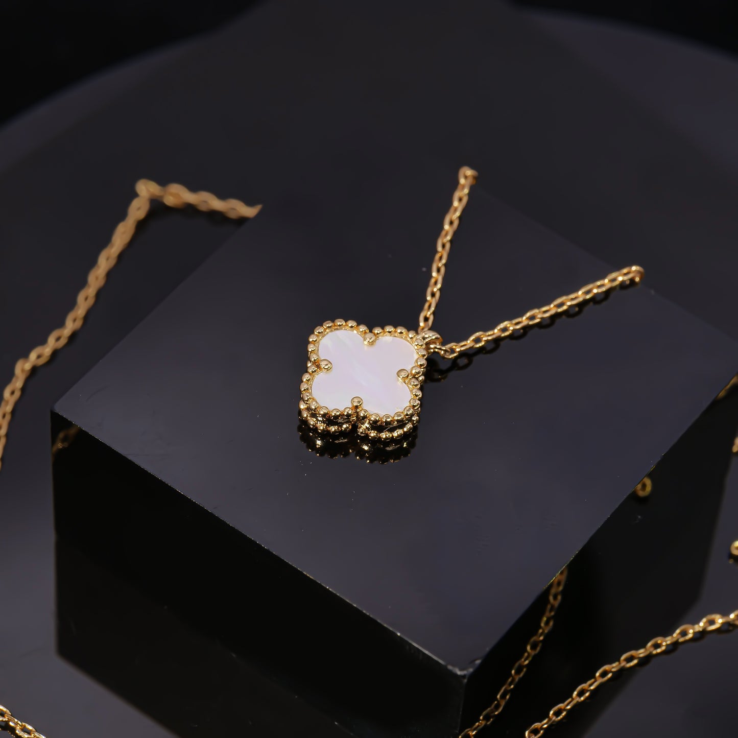 Fashionable single-flower pendant, white mother-of-pearl gilded luxury VCA women's pendant