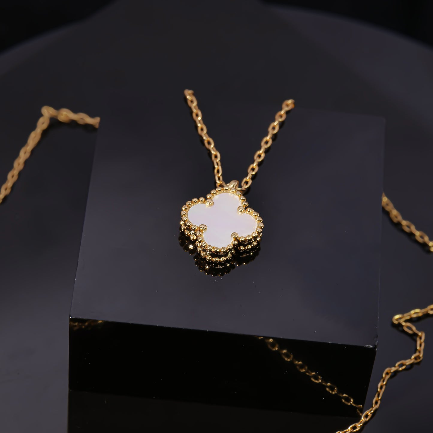 Fashionable single-flower pendant, white mother-of-pearl gilded luxury VCA women's pendant
