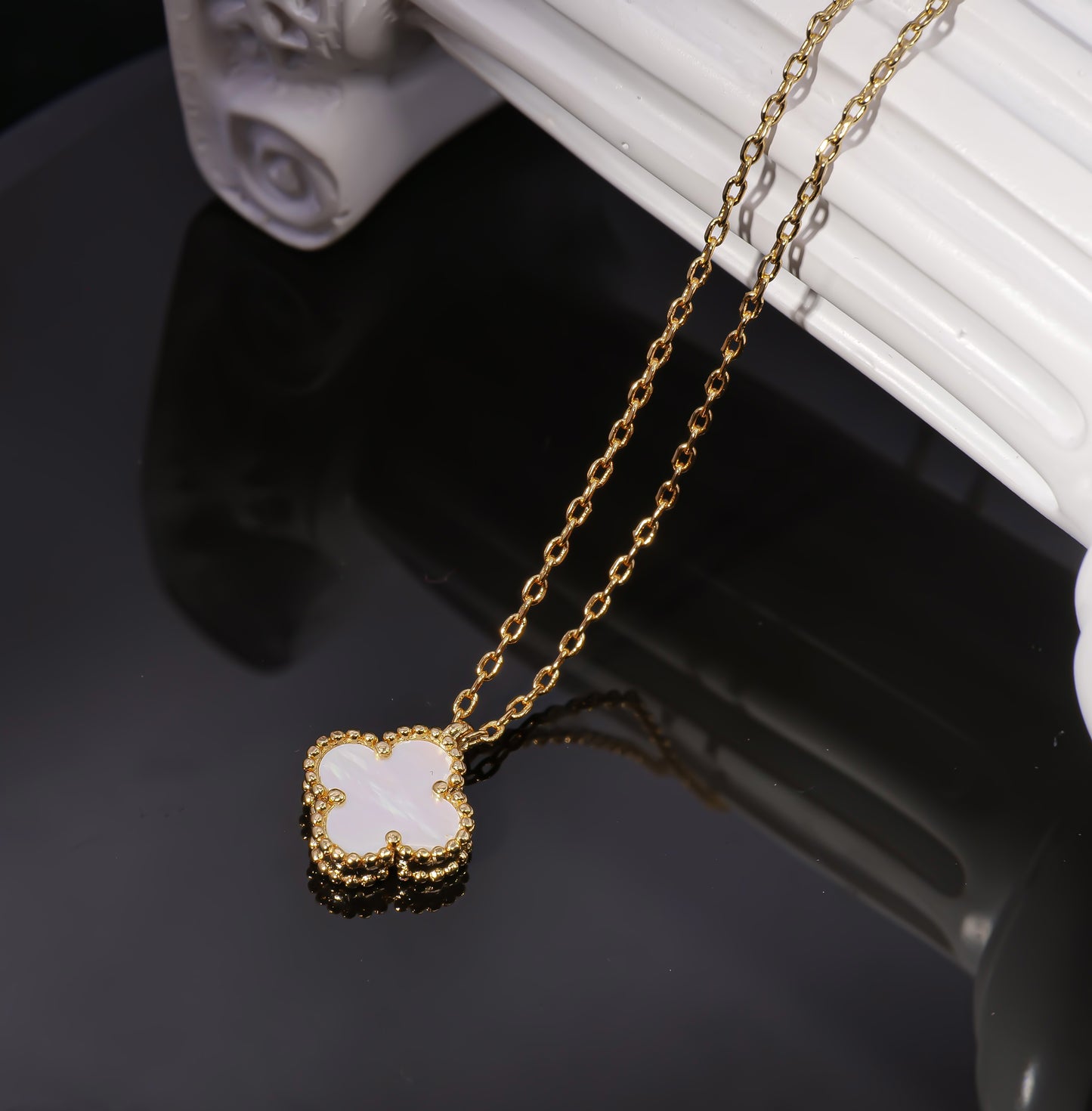 Fashionable single-flower pendant, white mother-of-pearl gilded luxury VCA women's pendant