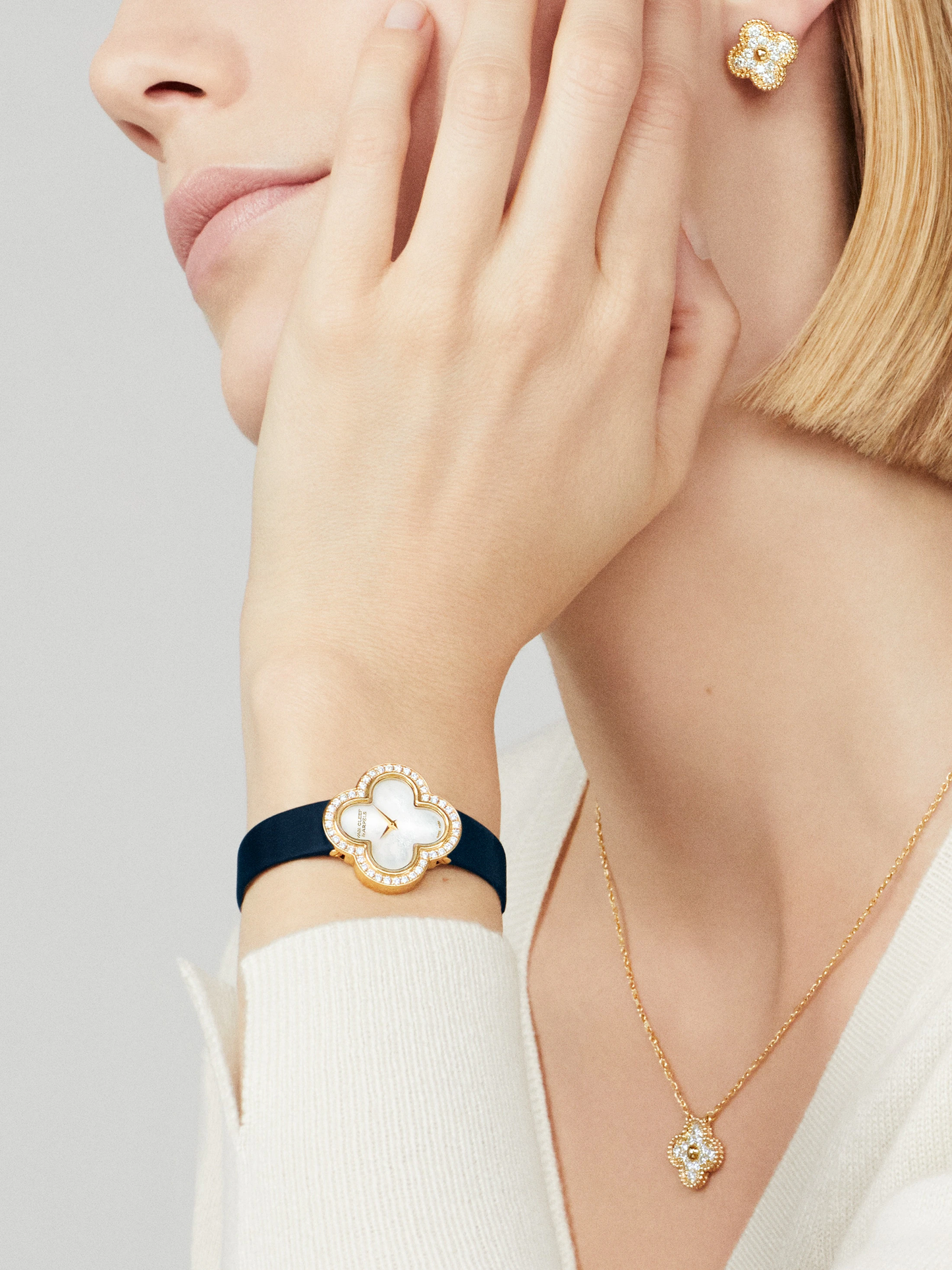 Van Cleef & Arpels Four-leaf Clover Full Diamond Pendant Gold Necklace Vintage Alhambra