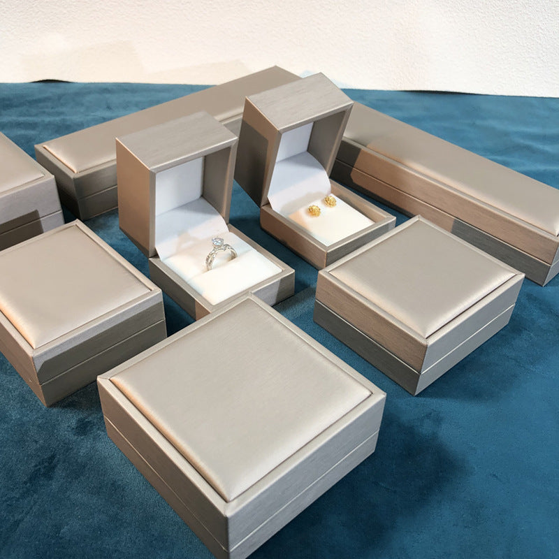 Thick-edged brushed PU leather jewelry box (shipped when ordered together with jewelry)