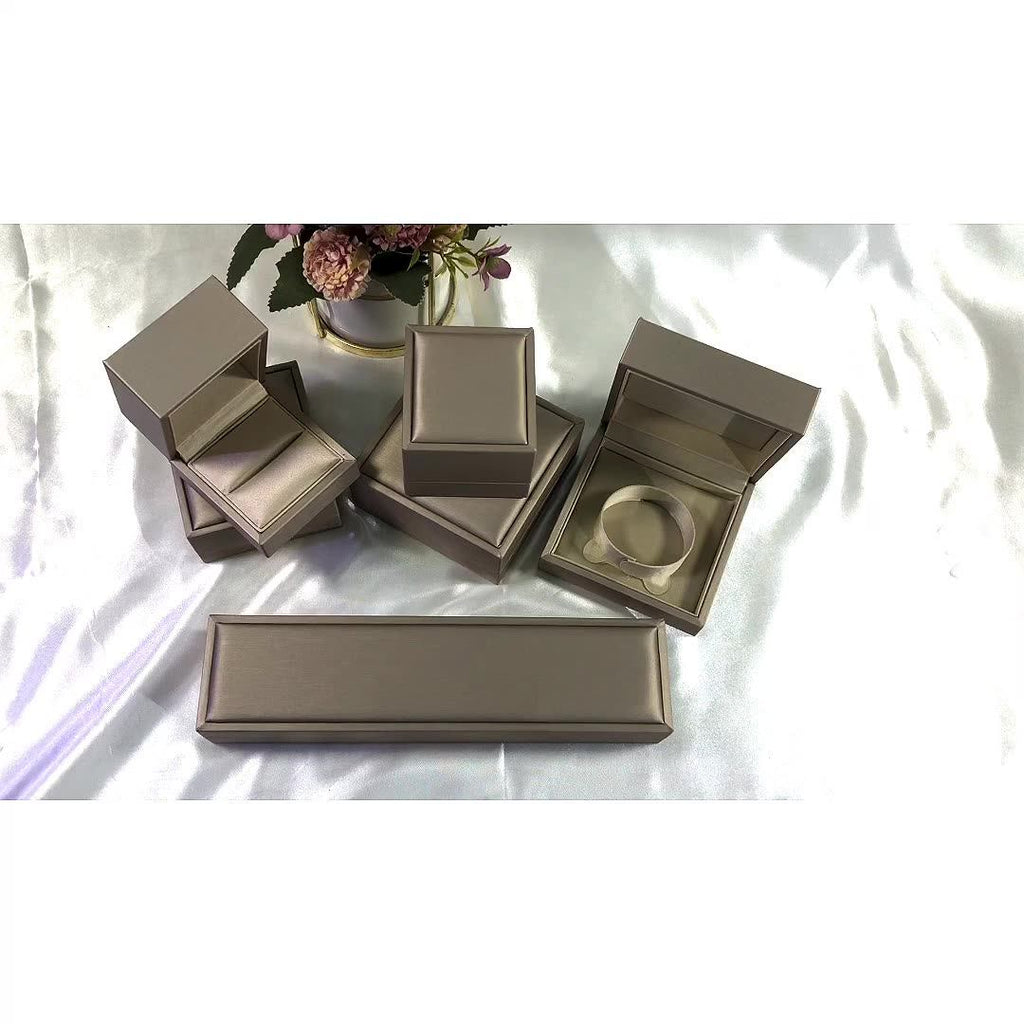 Thick-edged brushed PU leather jewelry box (shipped when ordered together with jewelry)