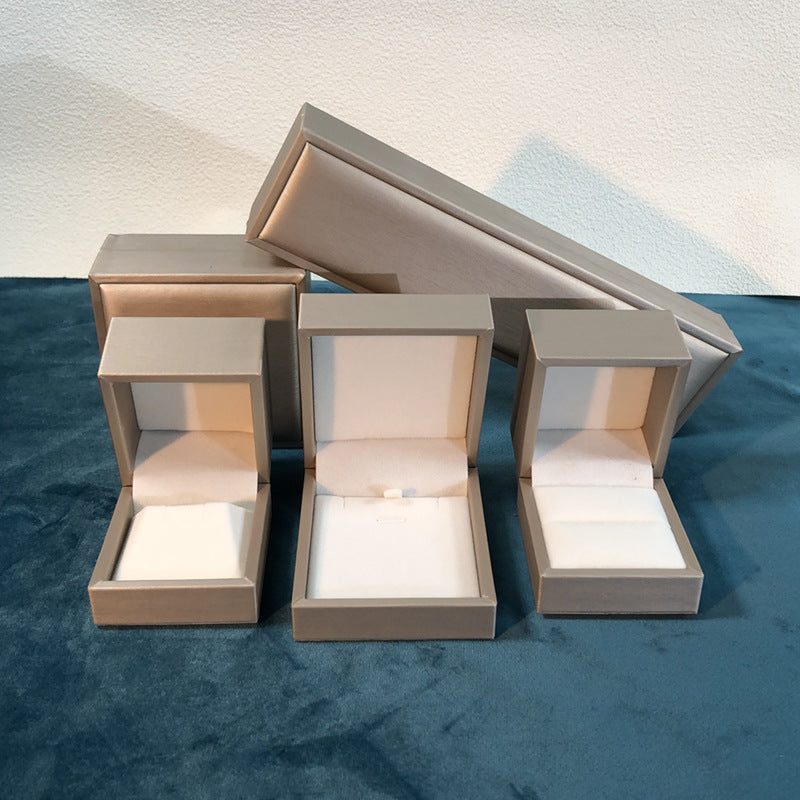 Thick-edged brushed PU leather jewelry box (shipped when ordered together with jewelry)