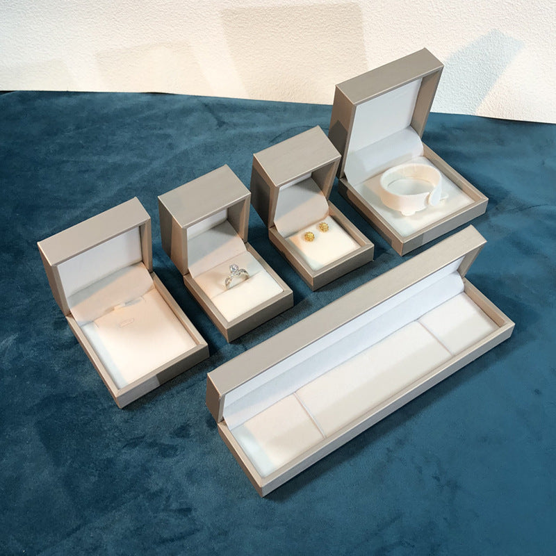 Thick-edged brushed PU leather jewelry box (shipped when ordered together with jewelry)