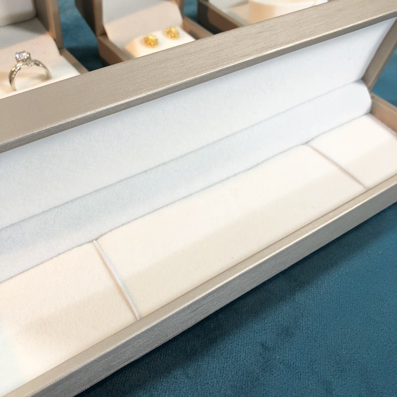 Thick-edged brushed PU leather jewelry box (shipped when ordered together with jewelry)
