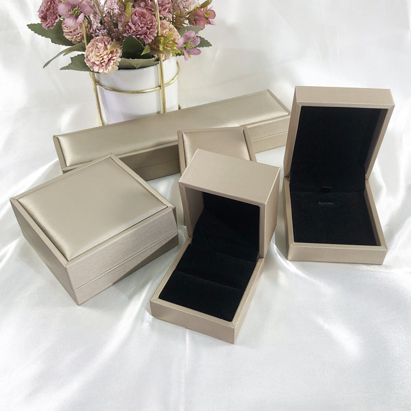 Thick-edged brushed PU leather jewelry box (shipped when ordered together with jewelry)
