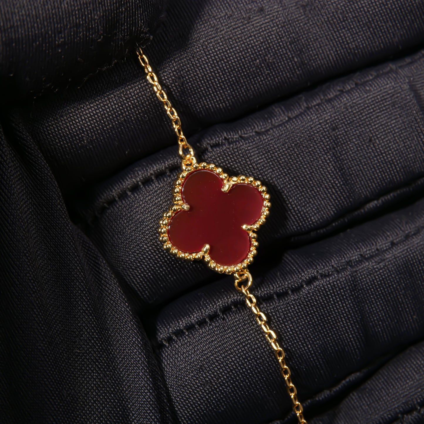 Fashionable single-flower red mother-of-pearl lady gold-plated VCA bracelet