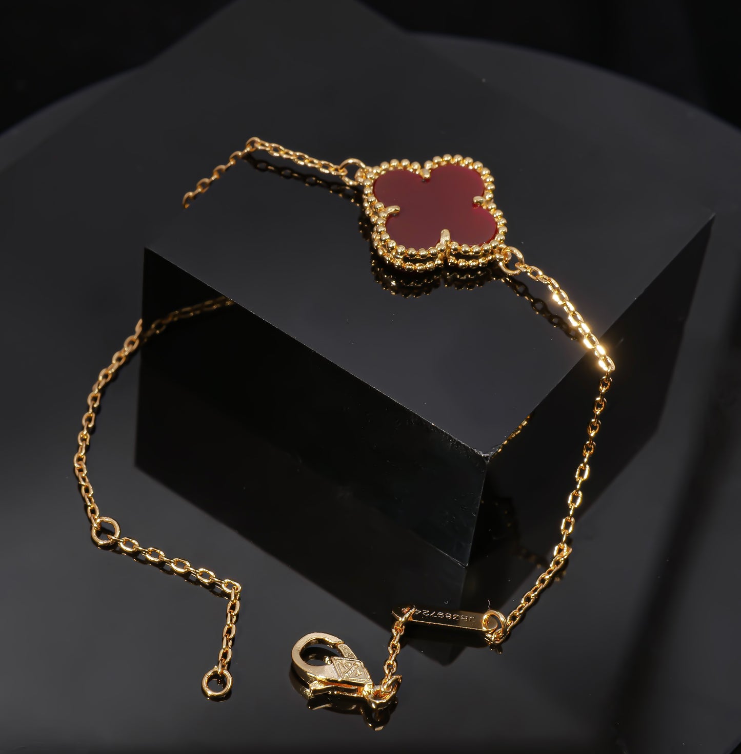 Fashionable single-flower red mother-of-pearl lady gold-plated VCA bracelet