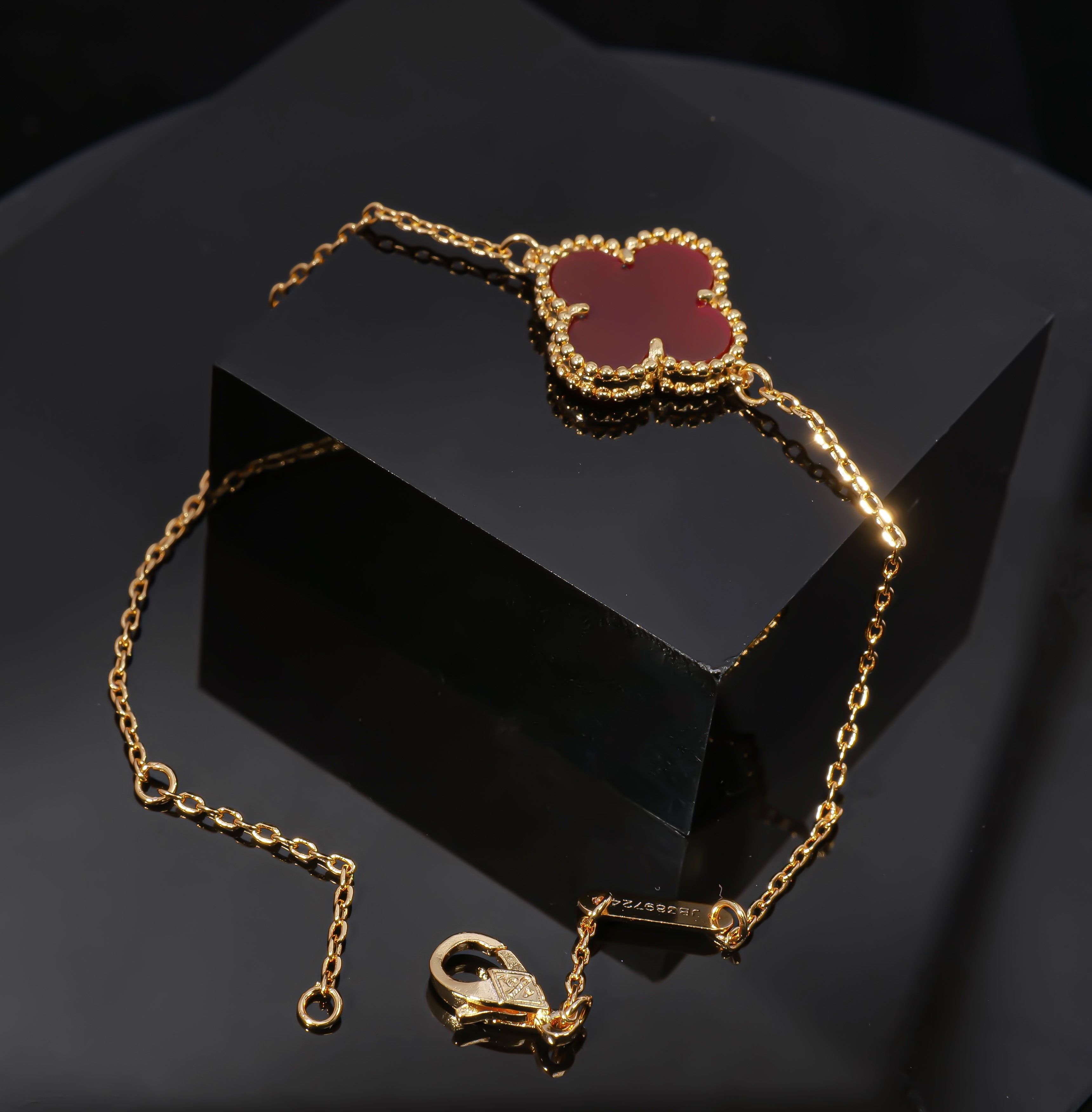 Fashionable single-flower red mother-of-pearl lady gold-plated VCA bracelet