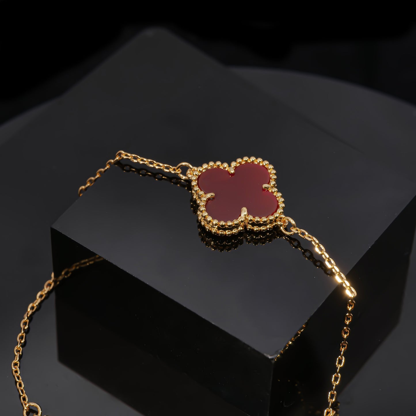 Fashionable single-flower red mother-of-pearl lady gold-plated VCA bracelet