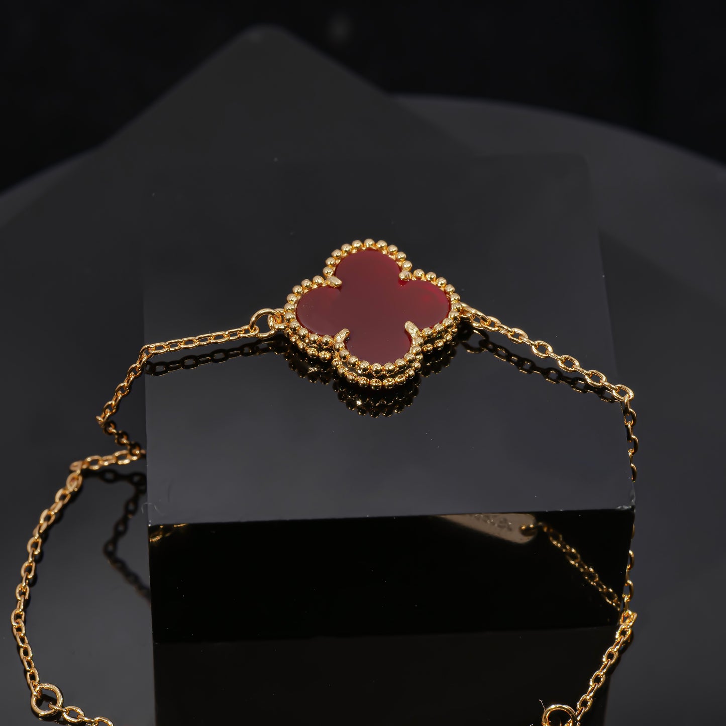 Fashionable single-flower red mother-of-pearl lady gold-plated VCA bracelet