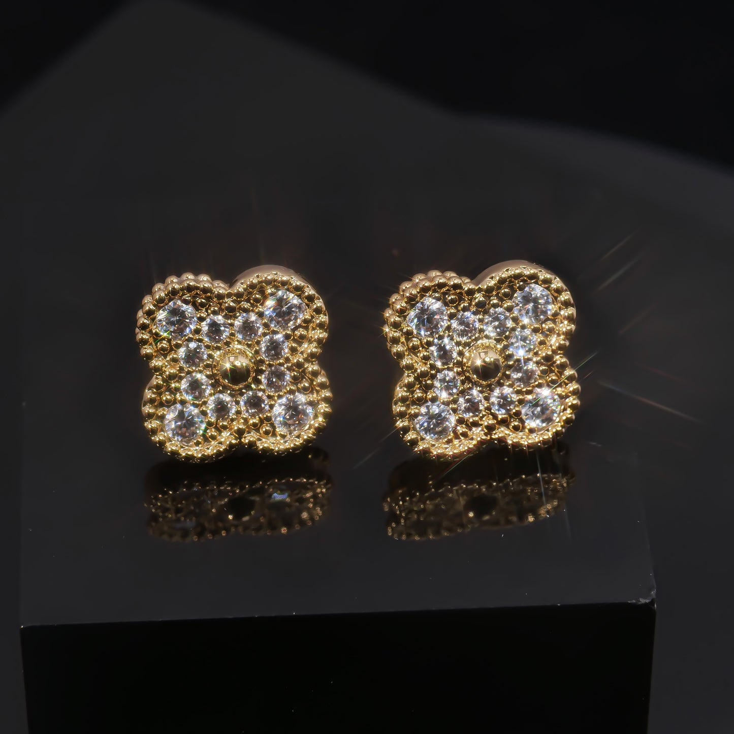 VCA stud earrings are fashionable, gold-embossed and diamond-encrusted, high-quality for ladies
