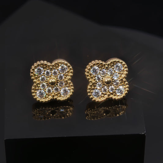 VCA stud earrings are fashionable, gold-embossed and diamond-encrusted, high-quality for ladies