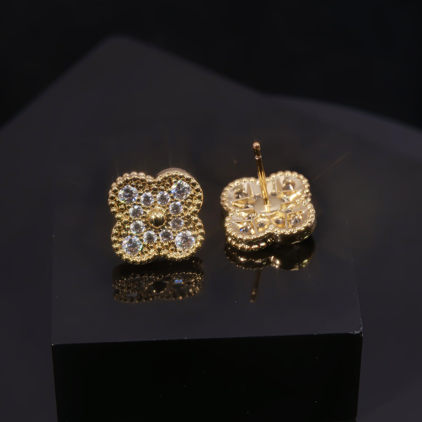 VCA stud earrings are fashionable, gold-embossed and diamond-encrusted, high-quality for ladies