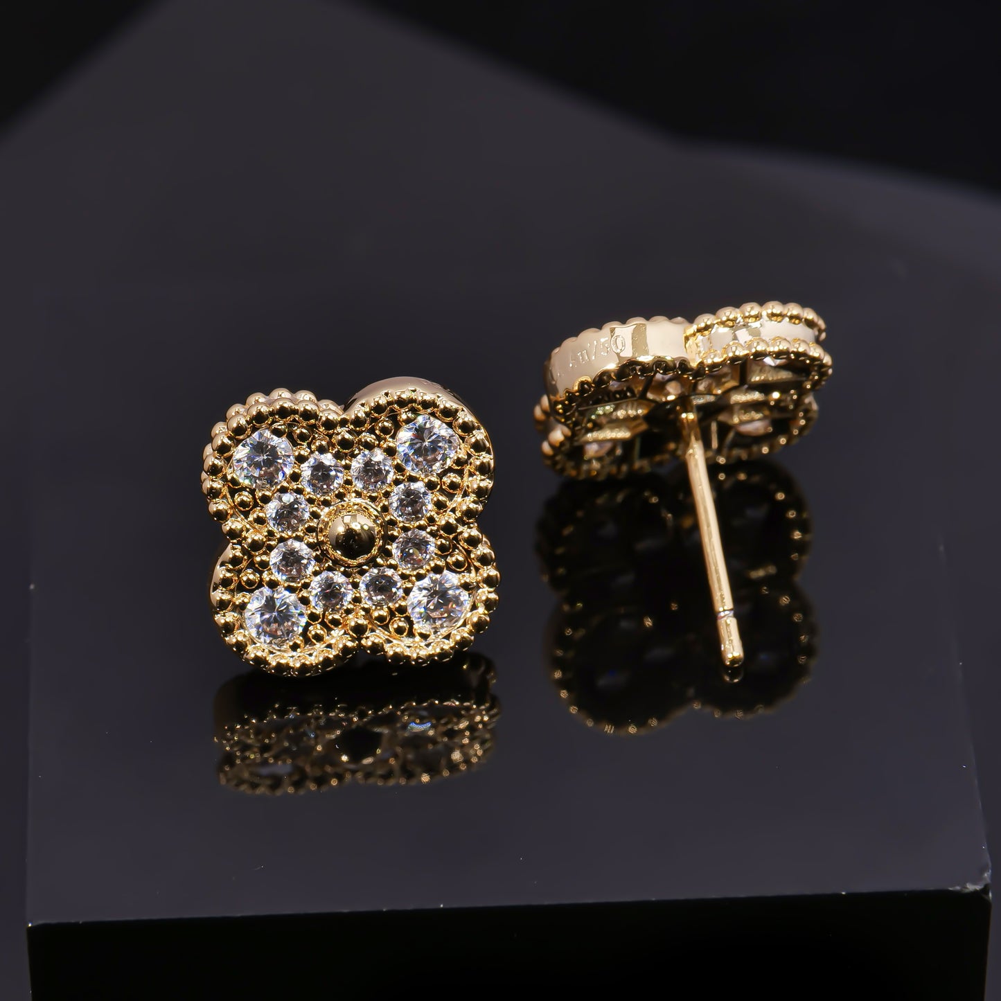 VCA stud earrings are fashionable, gold-embossed and diamond-encrusted, high-quality for ladies
