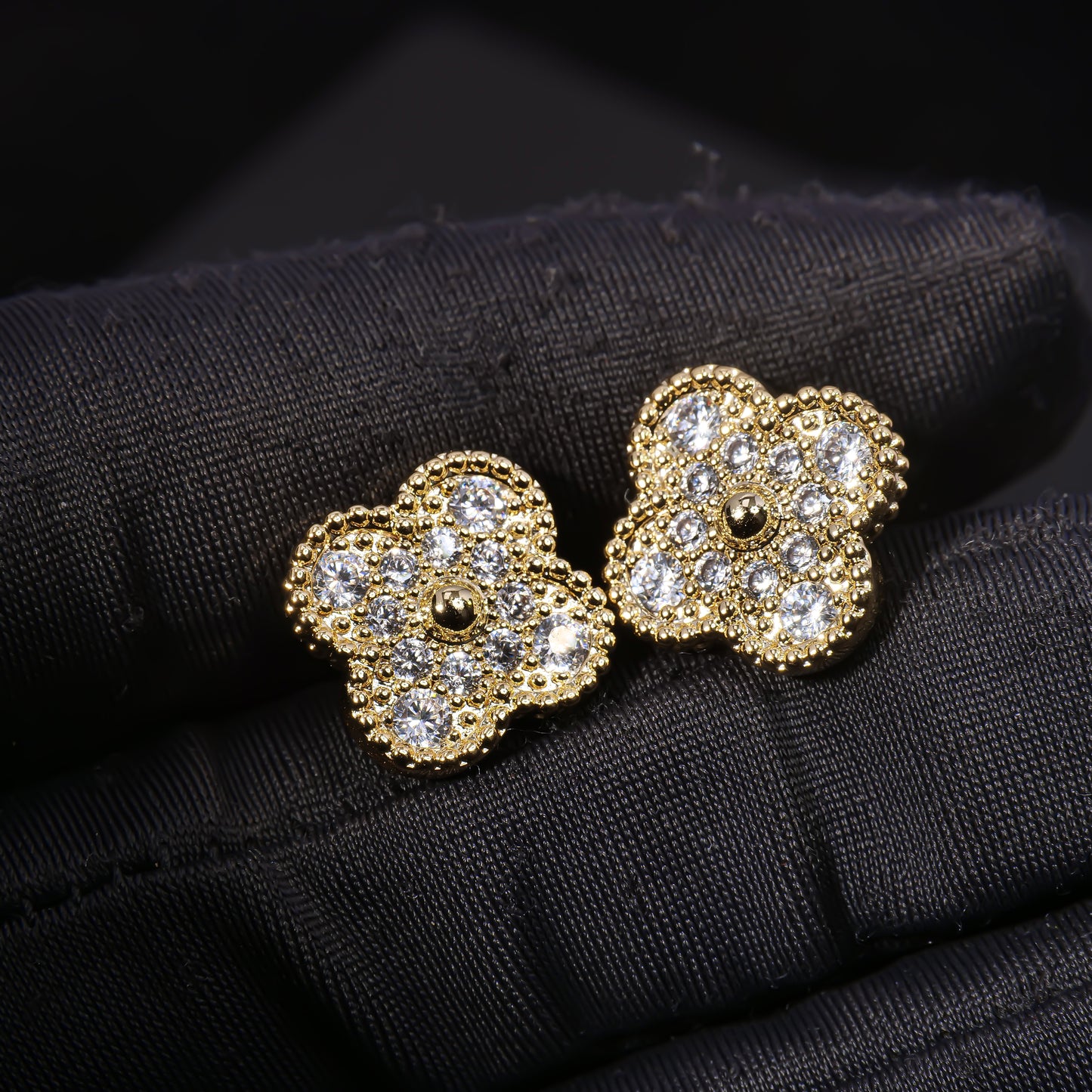 VCA stud earrings are fashionable, gold-embossed and diamond-encrusted, high-quality for ladies