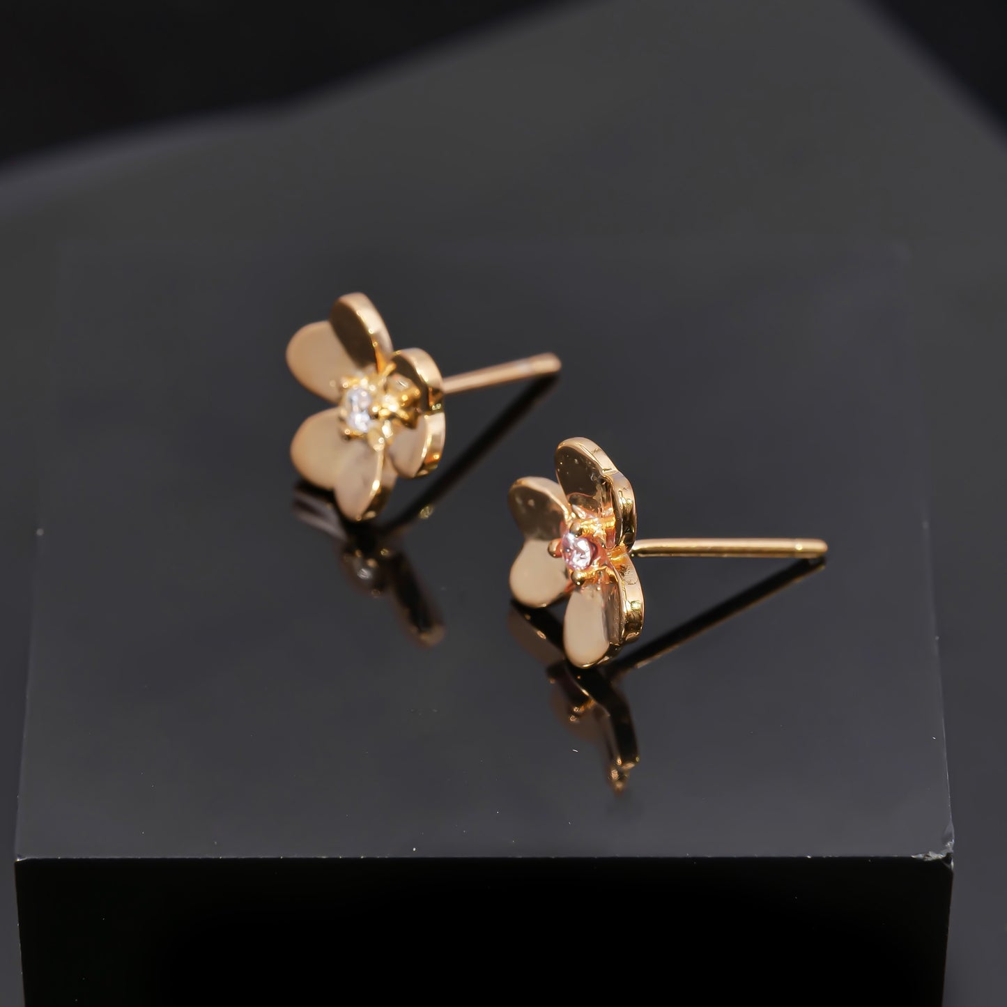 VCA Alhambra's Whisper - Gold Clover Stud Earrings