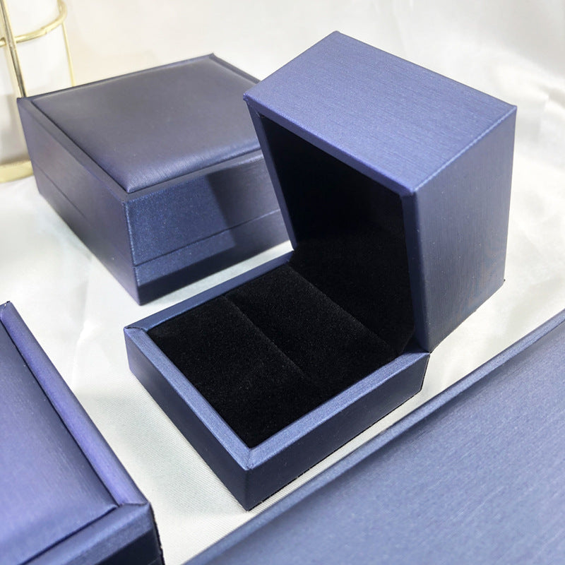 Thick-edged brushed PU leather jewelry box (shipped when ordered together with jewelry)