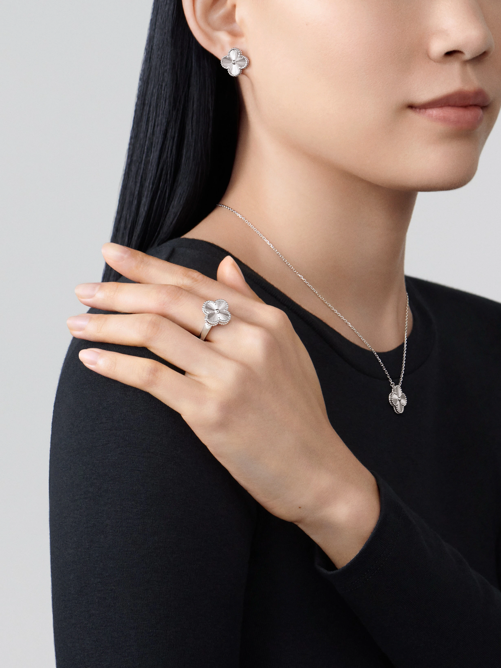 VCA Platinum Laser Ring without Diamonds Vintage Alhambra