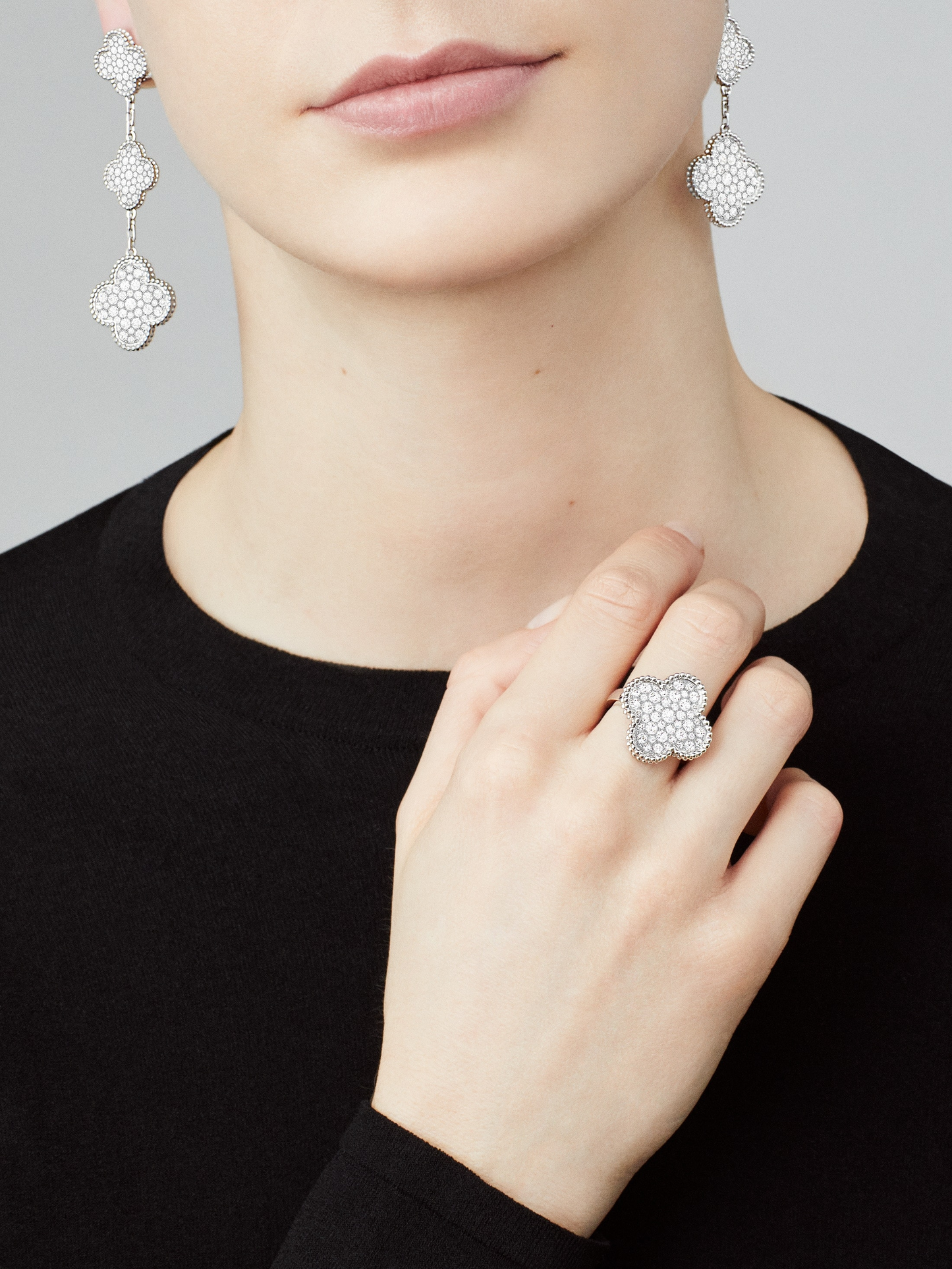 Van Cleef & Arpels platinum ring studded with diamonds Magic Alhambra