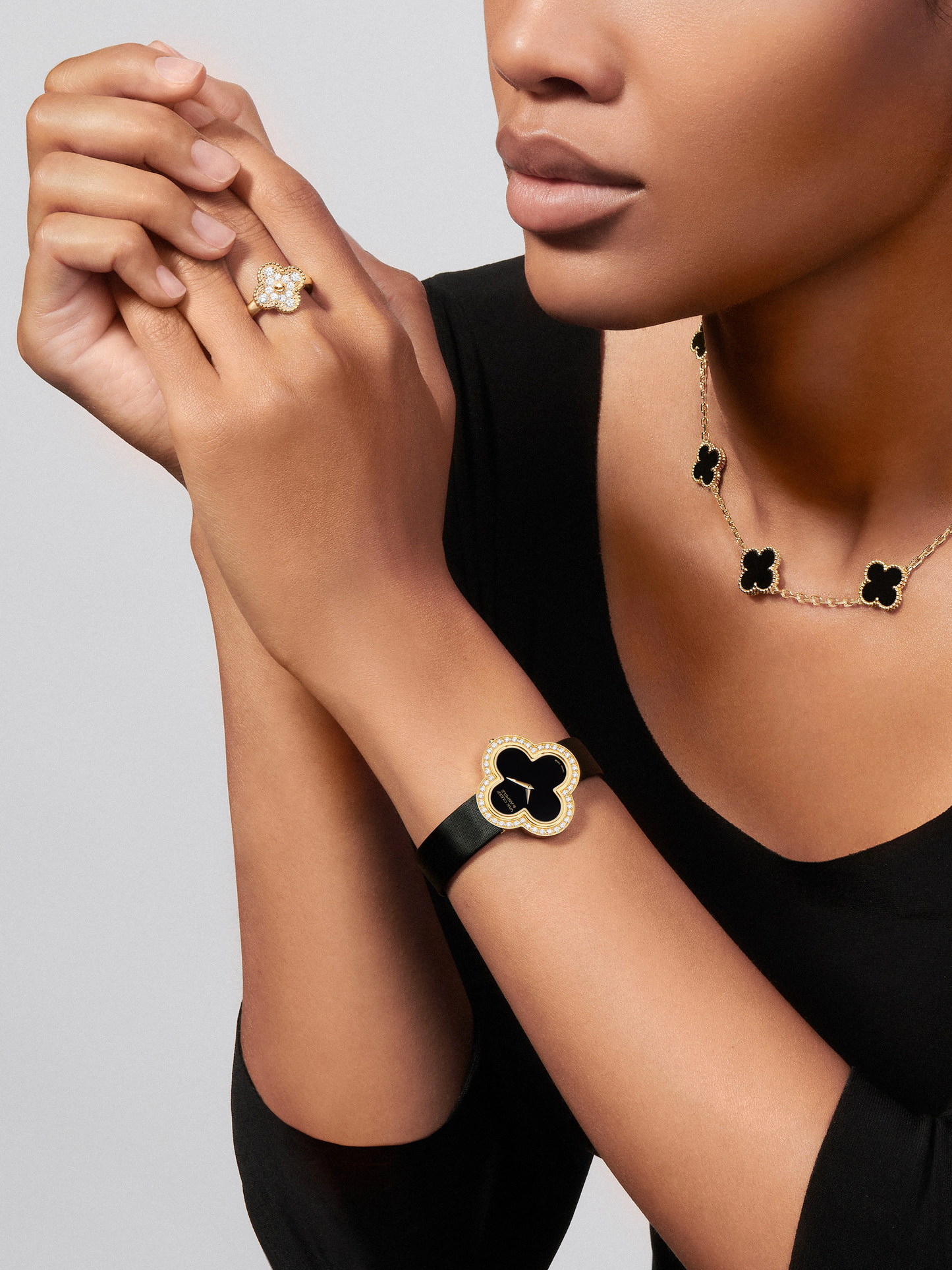 Van Cleef & Arpels gold ring surrounded by diamonds Vintage Alhambra