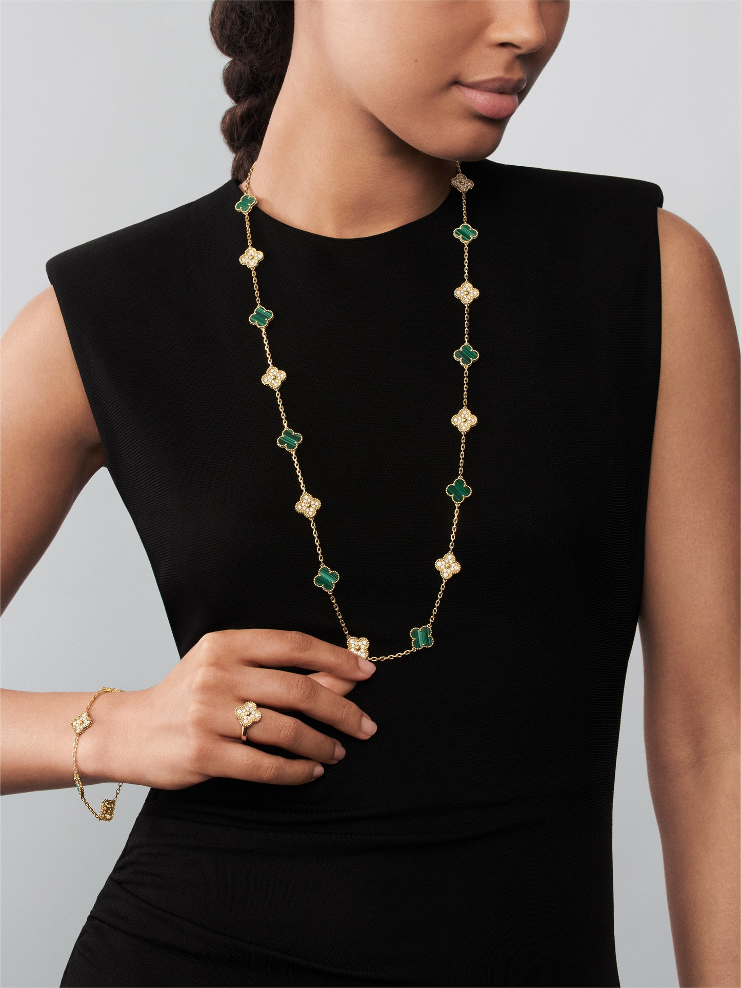 Van Cleef & Arpels gold ring surrounded by diamonds Vintage Alhambra