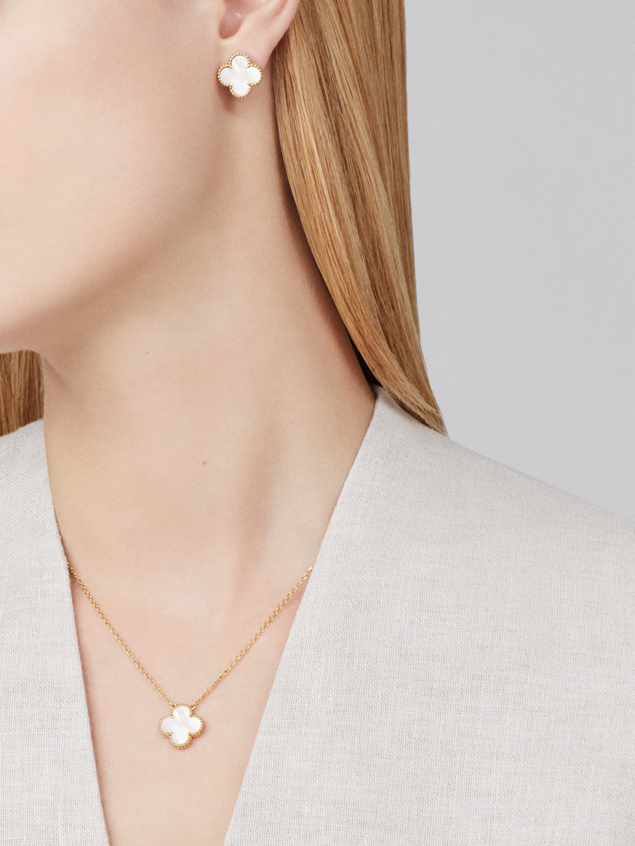Van Cleef & Arpels Gold Pearl Mother-of-Pearl Four-Leaf Clover Pendant Vintage Alhambra
