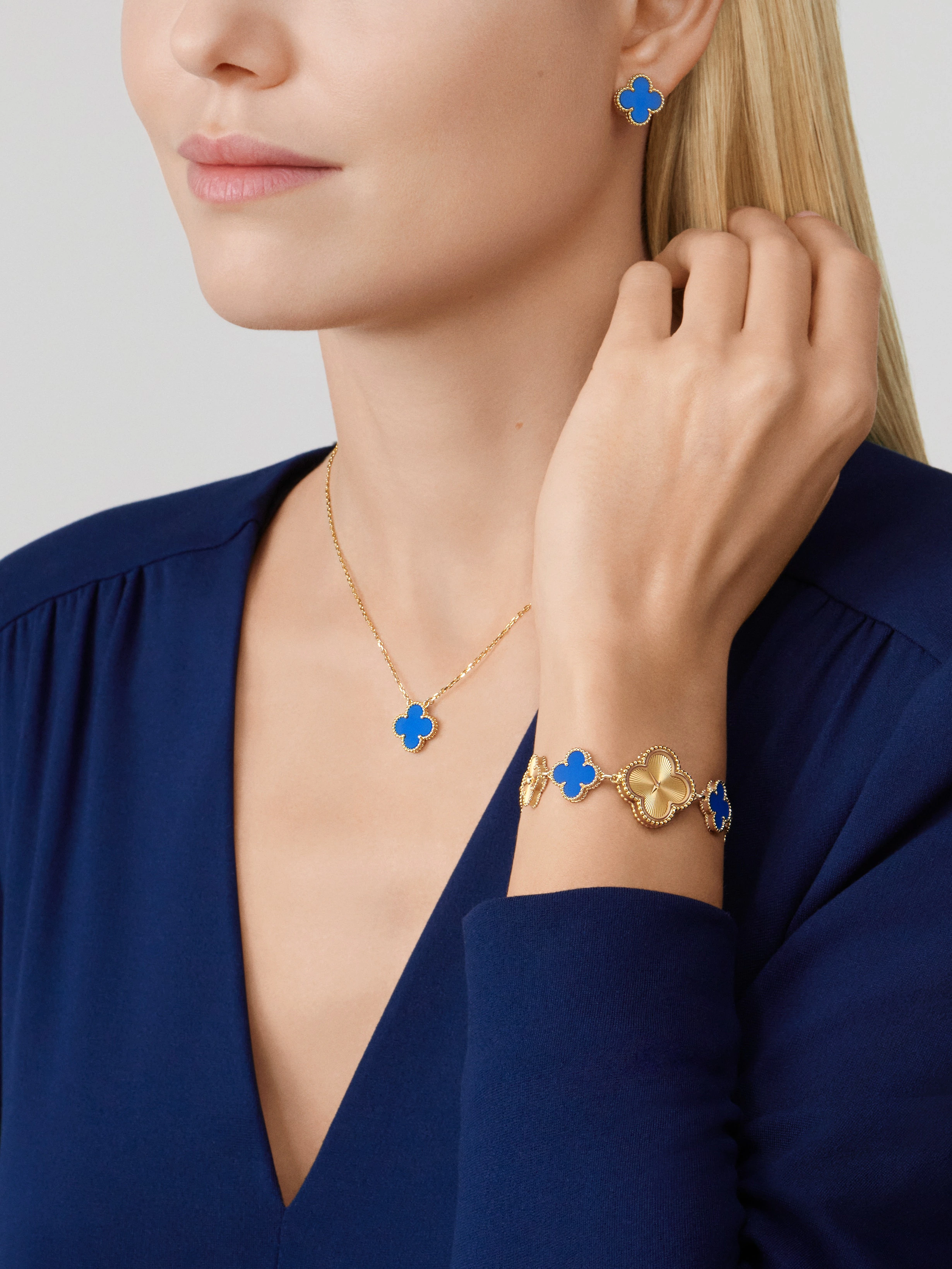 Van Cleef & Arpels Gold Blue Agate Four-Leaf Clover Pendant Vintage Alhambra