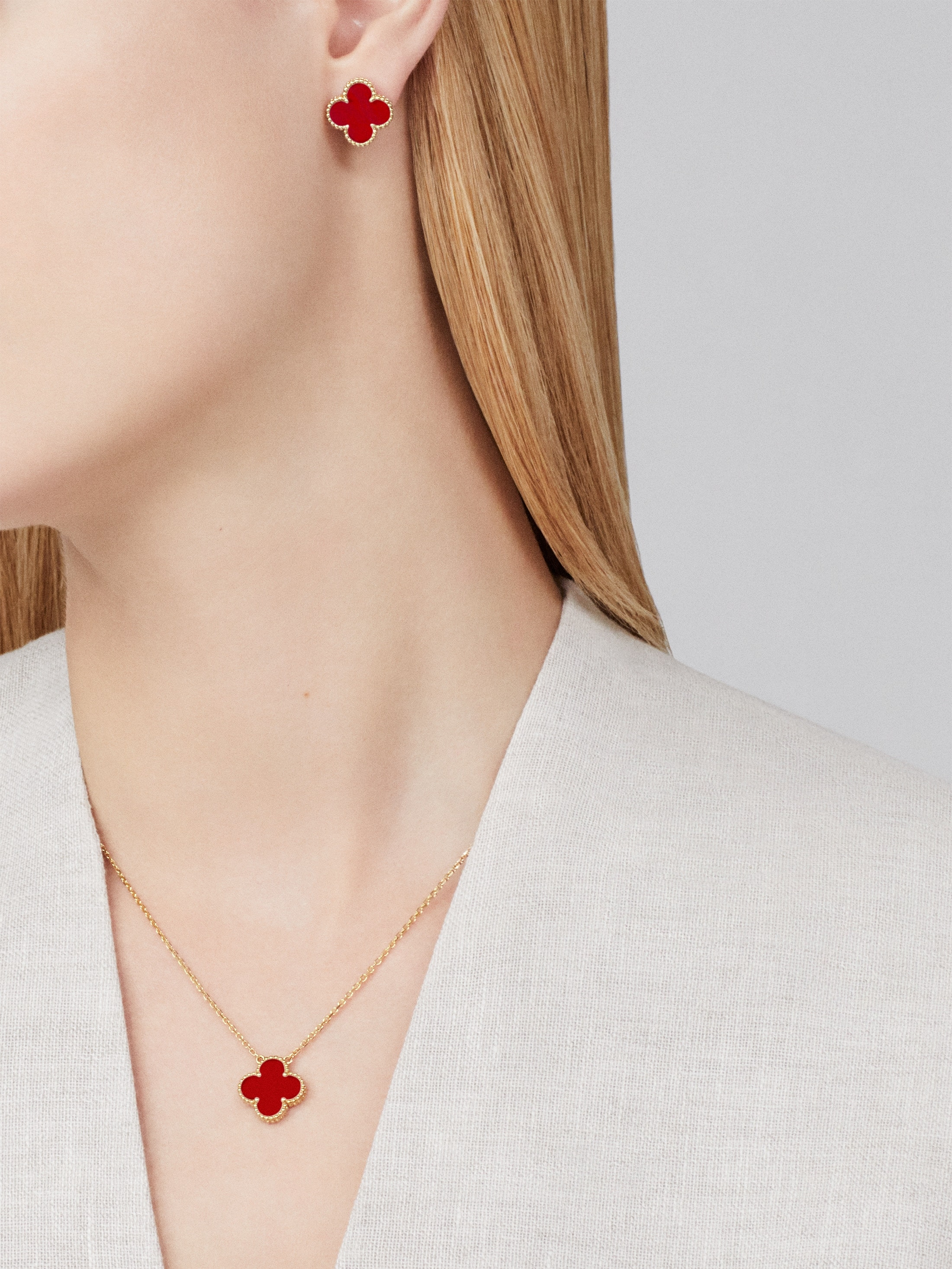 Van Cleef & Arpels Gold Necklace Four-leaf Clover Red Chalcedony Pendant Vintage Alhambra