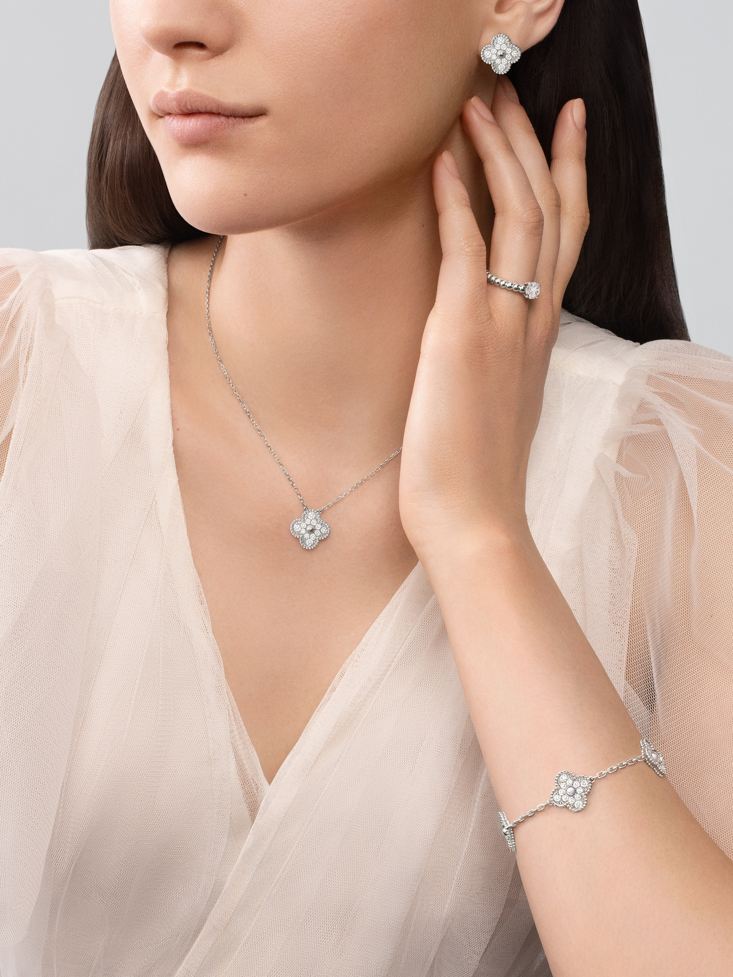 Van Cleef & Arpels Four-leaf Clover Full Diamond Pendant White Gold Necklace Vintage Alhambra