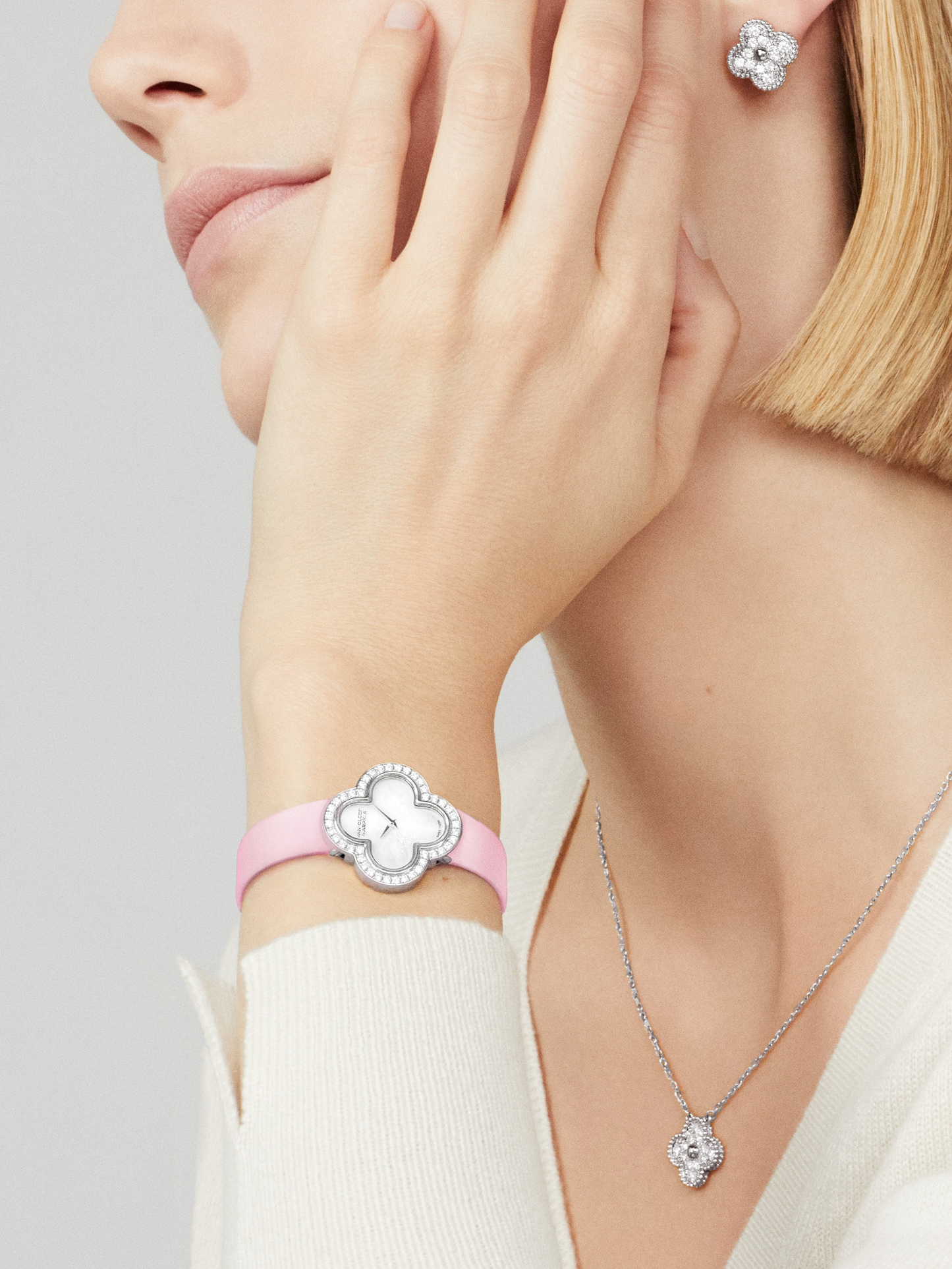 Van Cleef & Arpels Four-leaf Clover Full Diamond Pendant White Gold Necklace Vintage Alhambra