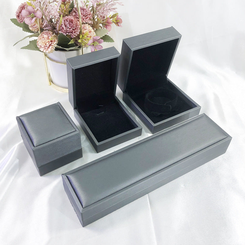 Thick-edged brushed PU leather jewelry box (shipped when ordered together with jewelry)