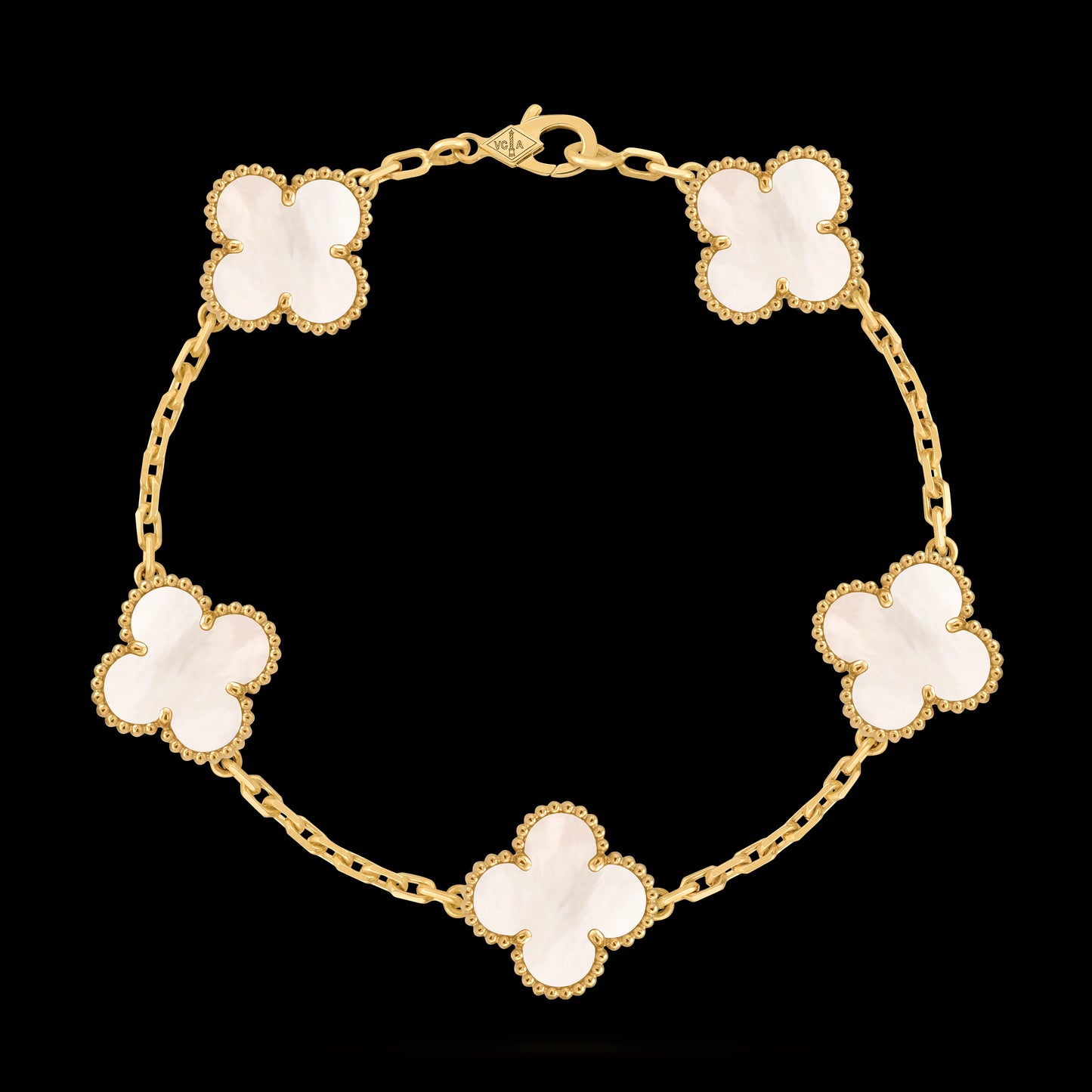 VCA Four-leaf Clover 5-flower golden bracelet paired with white mother-of-pearl