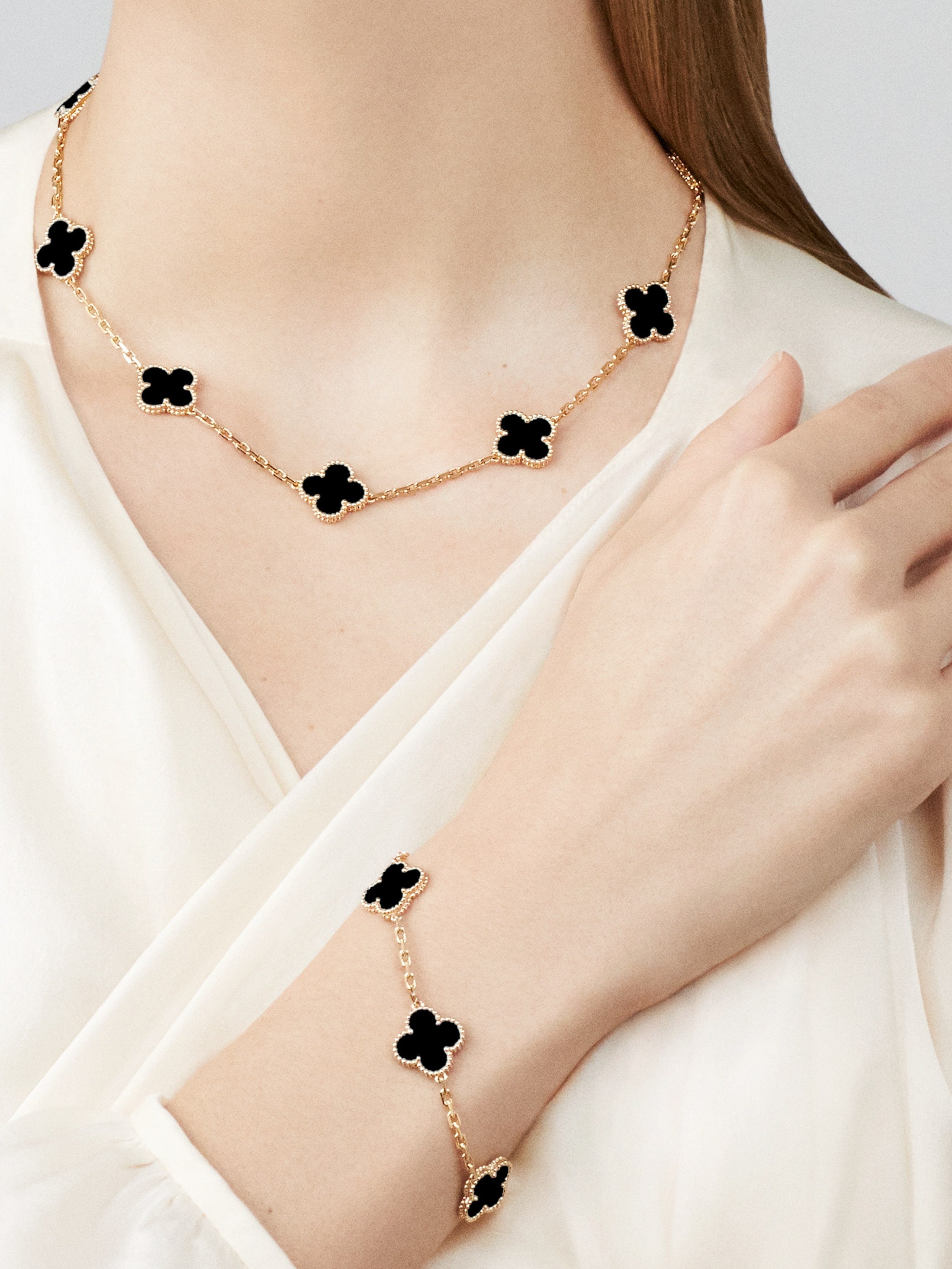 VCA Four-leaf Clover 5-flower bracelet in gold with black mother-of-pearl