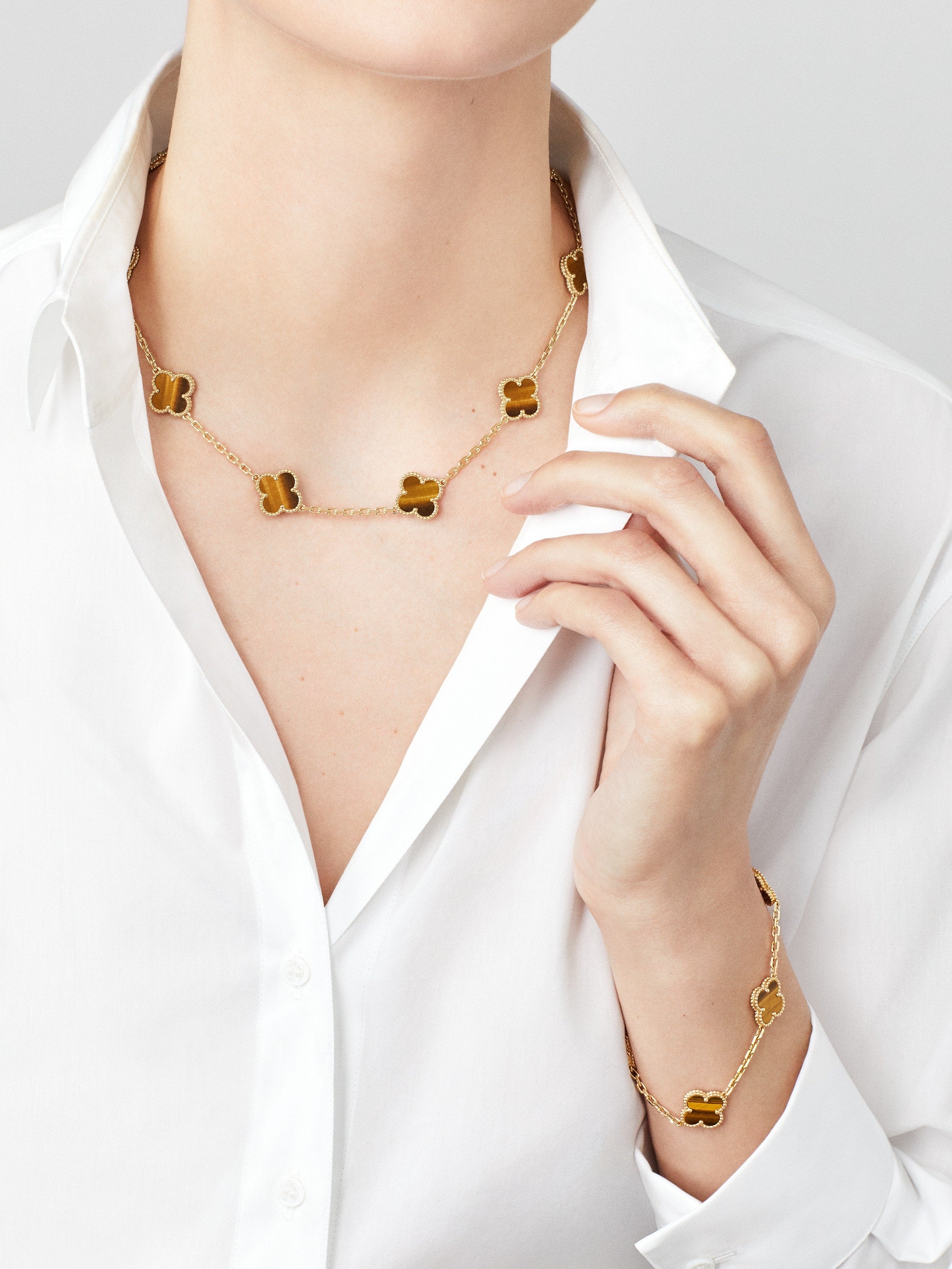 VCA four-leaf clover 5-flower golden bracelet paired with tiger's eye stone
