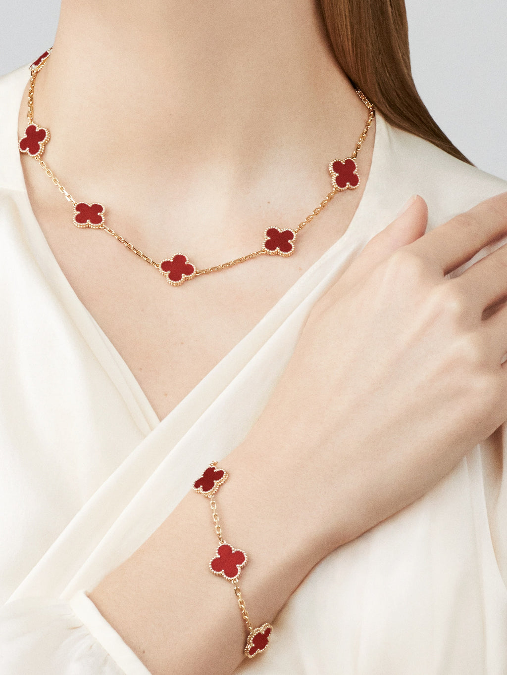 VCA Four-leaf Clover 5-flower gold bracelet paired with carnelian