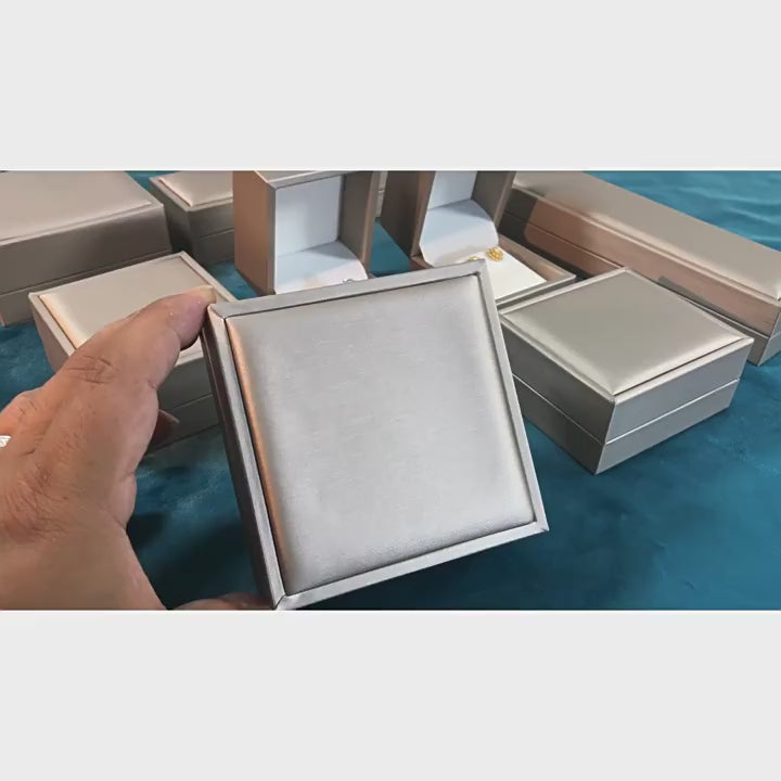 Thick-edged brushed PU leather jewelry box (shipped when ordered together with jewelry)