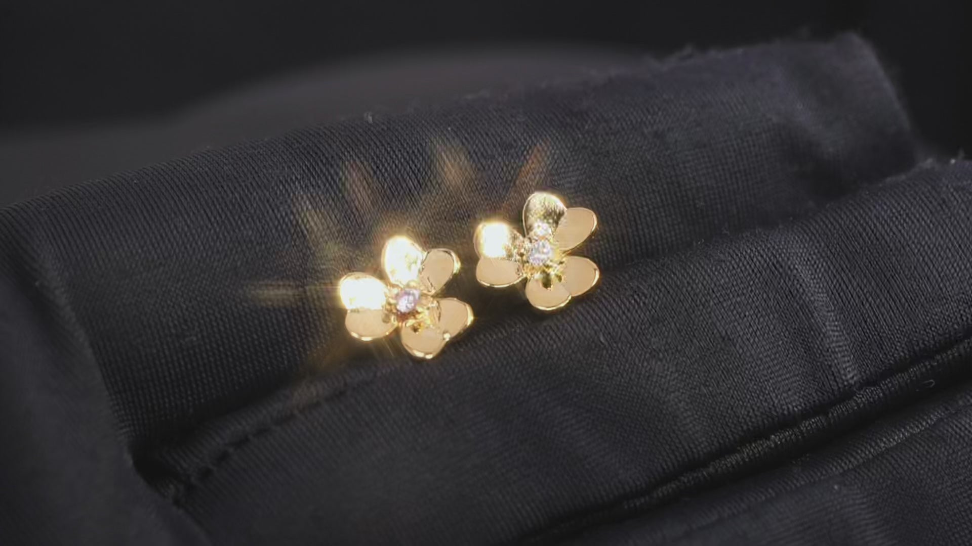 VCA Alhambra's Whisper - Gold Clover Stud Earrings